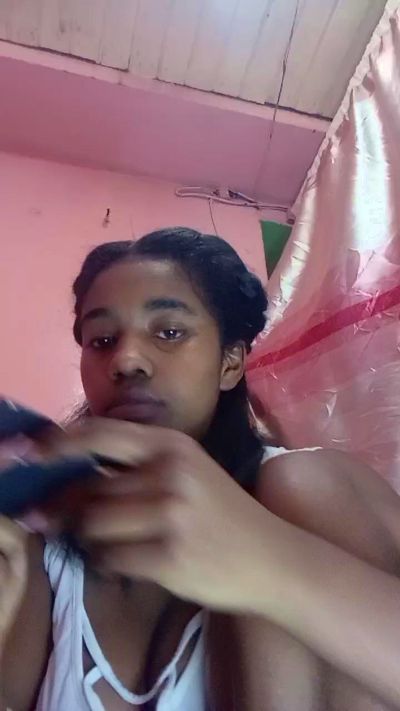 Melanie33 live cam on Cam4