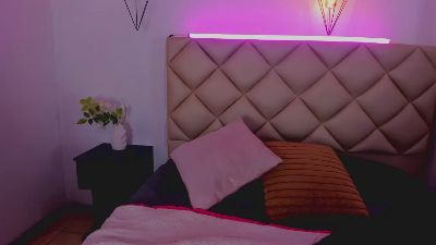 Melannyy__ live cam on Cam4