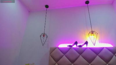 Melannyy__ live cam on Cam4