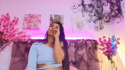 Melannyy__ live cam on Cam4