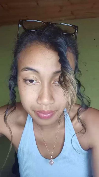 Melianah live cam on Cam4