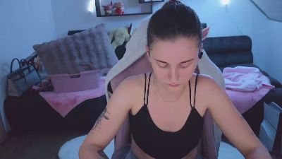 Mellyfouryou live cam on Cam4