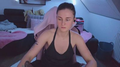 Mellyfouryou live cam on Cam4