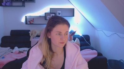 Mellyfouryou live cam on Cam4