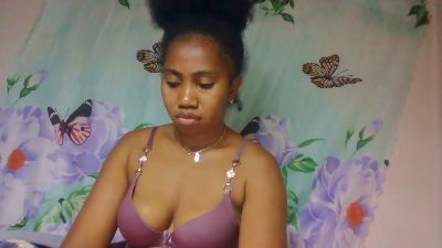 Meralda live cam on Cam4