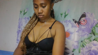 Meralda live cam on Cam4