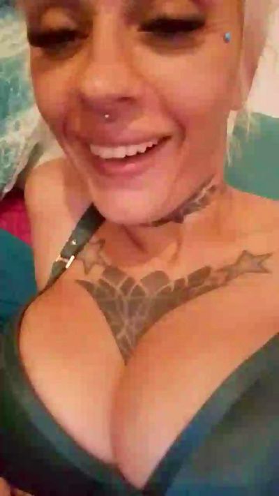 Mercedes live cam on Cam4