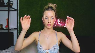MiaBaee live cam on Cam4