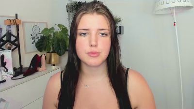 Miabrunette22 live cam on Cam4