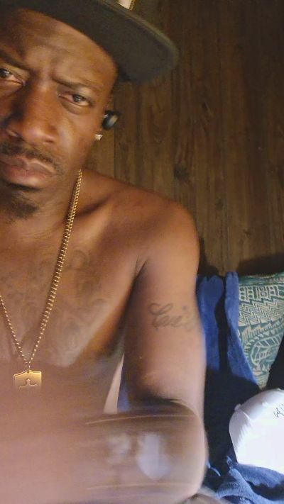 MiamiSnickeraXL live cam on Cam4