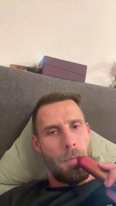 Mikeeeel live cam on Cam4