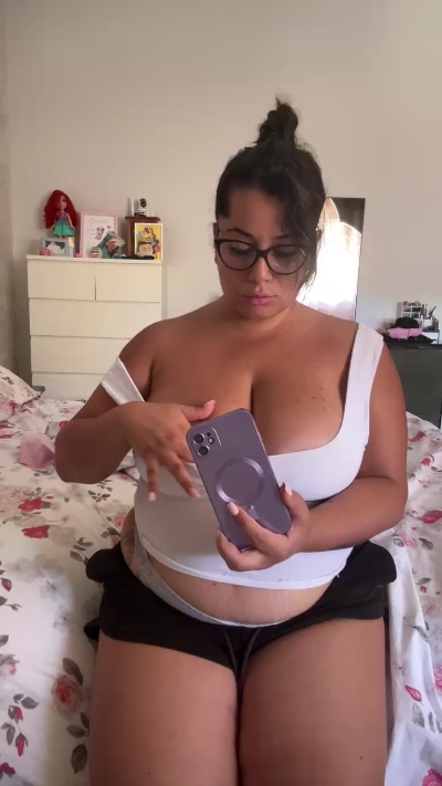 Mikela_ live cam on Cam4