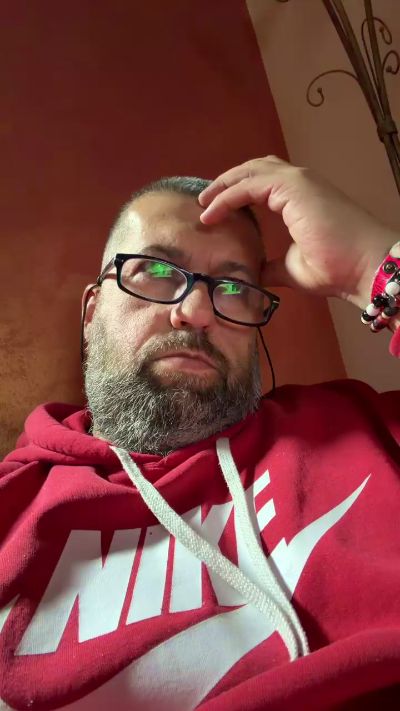 Mikelele75 live male webcam from Italy