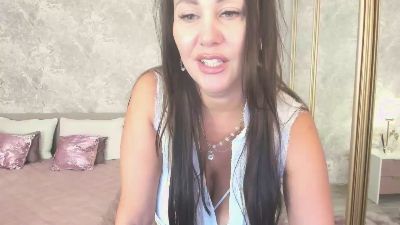 MilaUrban live cam on Cam4