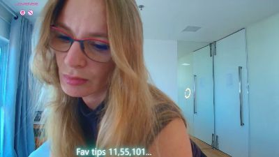 Milf_Tea live cam on Cam4
