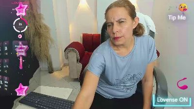 Milf_karlye live cam on Cam4