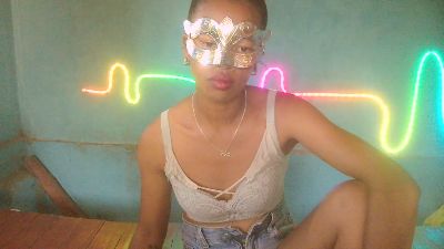 Minia_rica live cam on Cam4