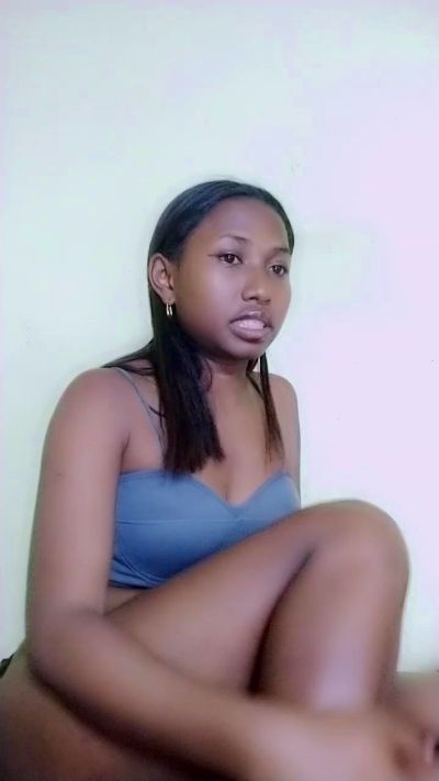MirielleG live cam on Cam4
