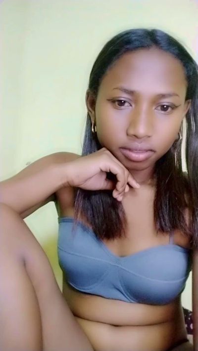 MirielleG live cam on Cam4