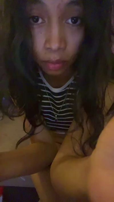 MissEllede19 live cam on Cam4