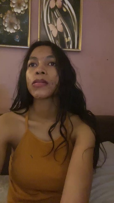 MissEllede19 live cam on Cam4