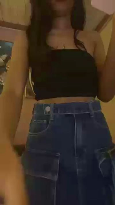 MissEllede19 live cam on Cam4