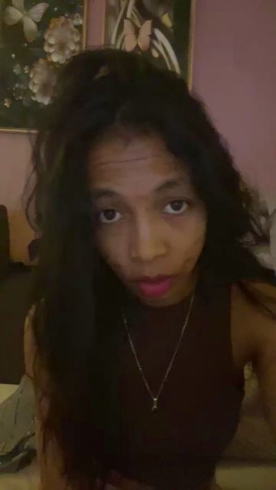 MissEllede19 live cam on Cam4