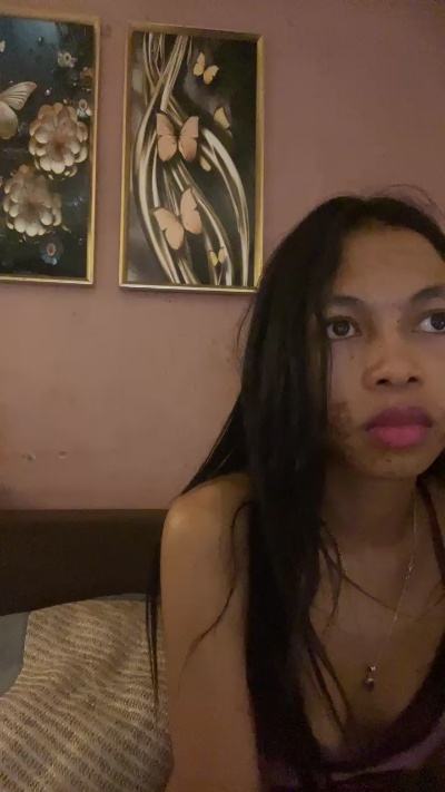 MissEllede19 live cam on Cam4