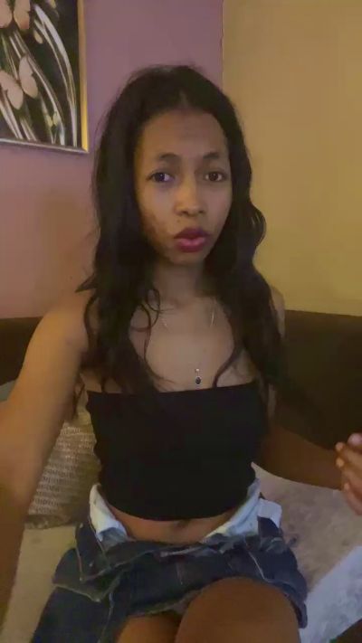 MissEllede19 live cam on Cam4