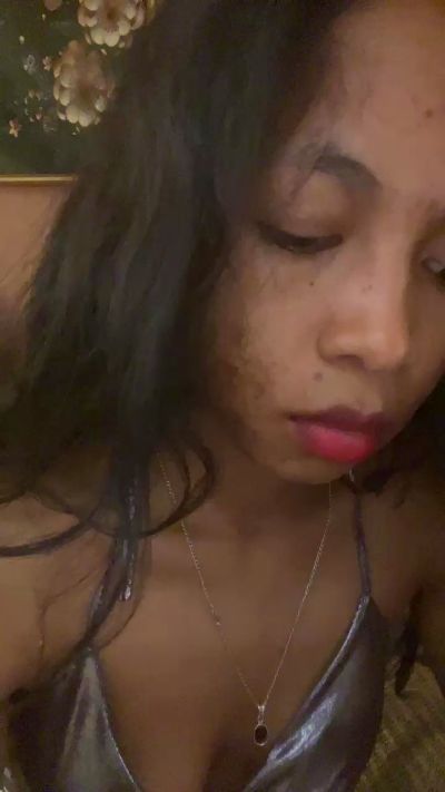 MissEllede19 live cam on Cam4