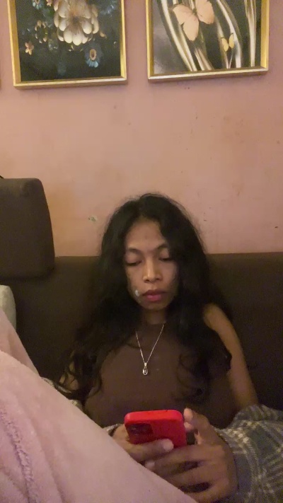 MissEllede19 live cam on Cam4