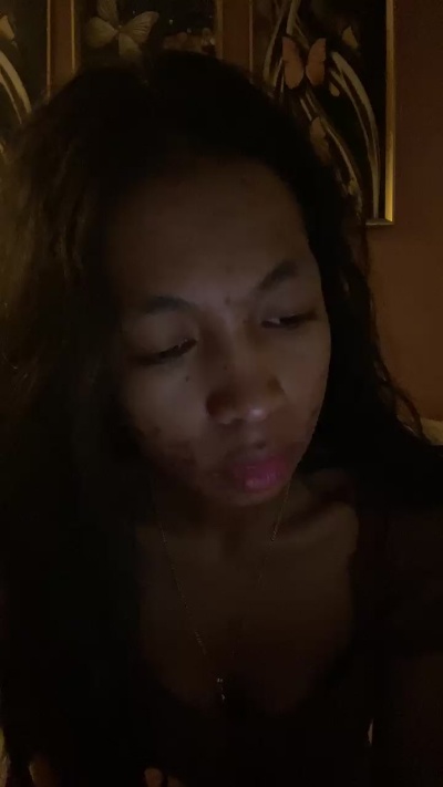 MissEllede19 live cam on Cam4