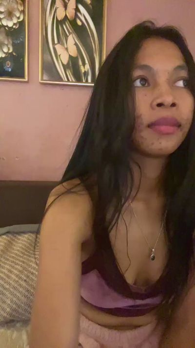 MissEllede19 live cam on Cam4