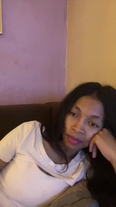MissEllede19 live cam on Cam4