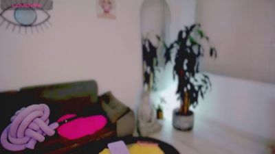 Missvaleriew live cam on Cam4