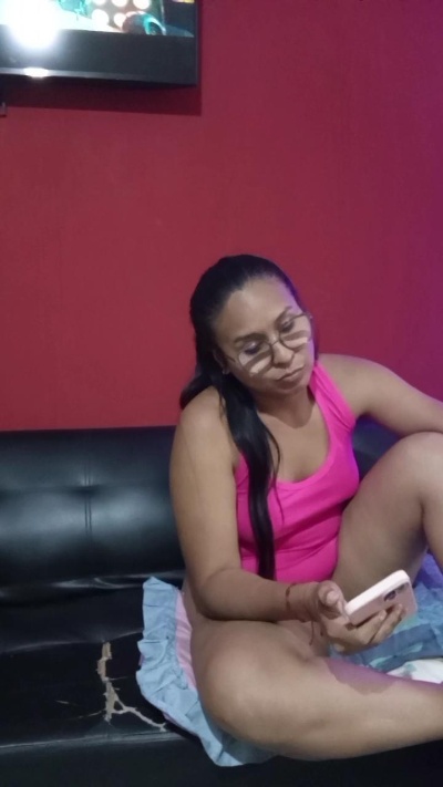 Monica2702 live cam on Cam4