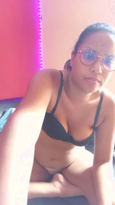 Monica2702 live cam on Cam4