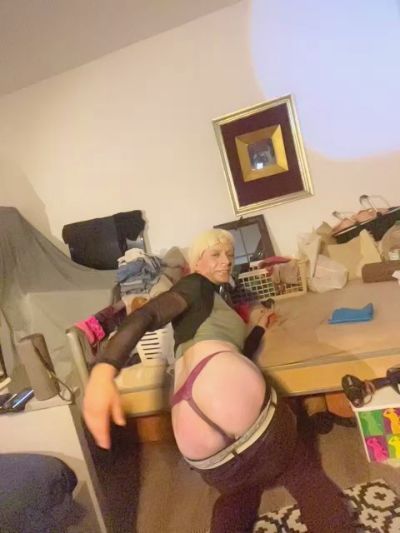 Moniqu3Lov3 live cam on Cam4