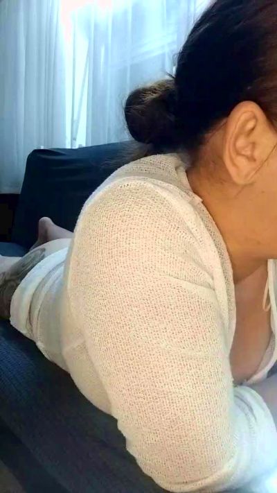 Moomyhot40 live cam on Cam4