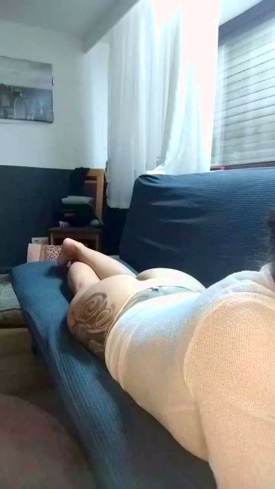 Moomyhot40 live cam on Cam4