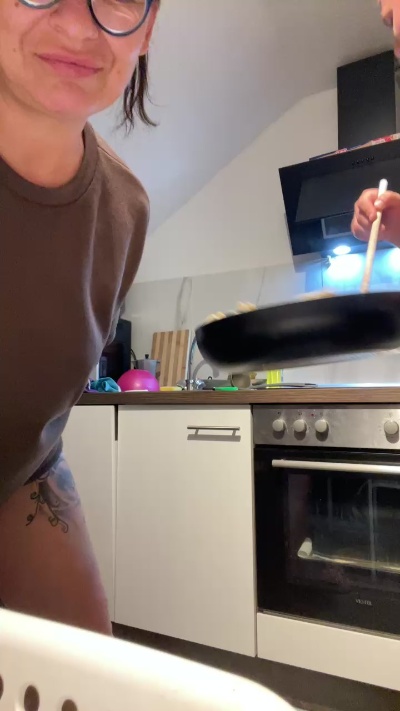 Moomyhot40 live cam on Cam4