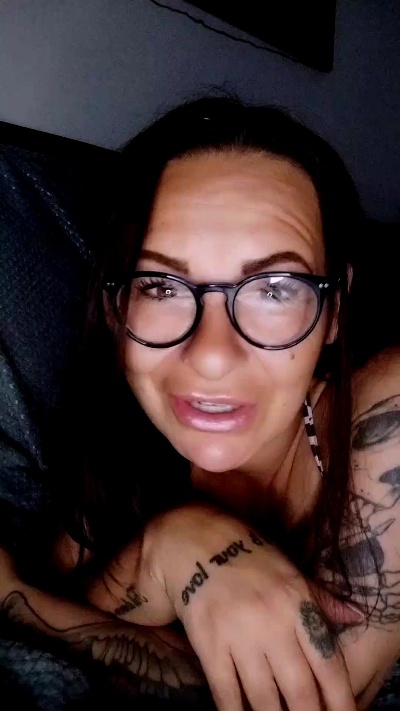 Moomyhot40 live cam on Cam4