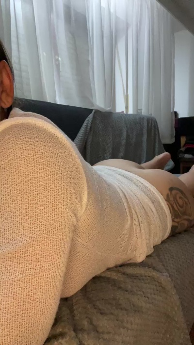 Moomyhot40 live cam on Cam4