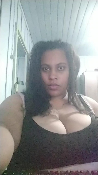 Moreninha82 live cam preview on Cam4