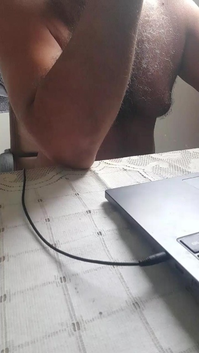 Morenodiscret35 live cam on Cam4