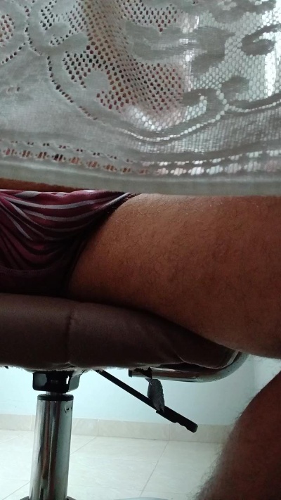 Morenodiscret35 live cam on Cam4