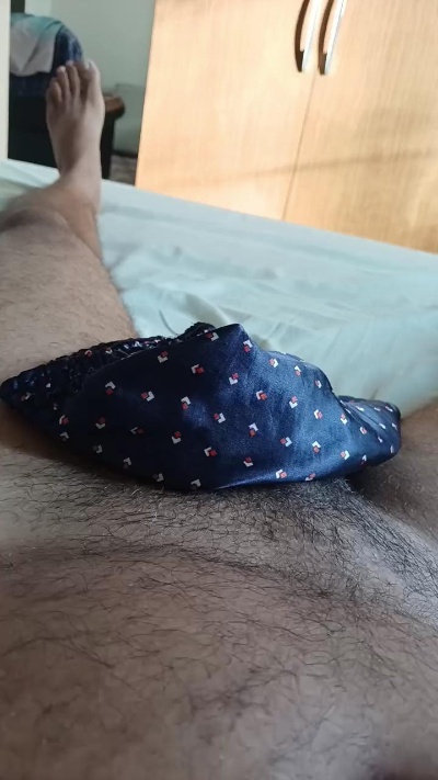 Morenodiscret35 live cam on Cam4