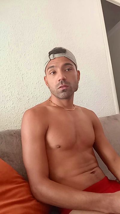 Morenoxl1999 live cam on Cam4