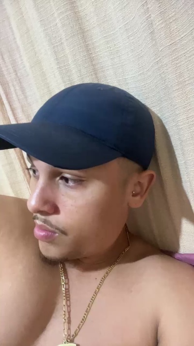 Morenoyboy live cam on Cam4
