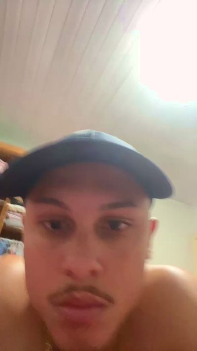 Morenoyboy live cam on Cam4